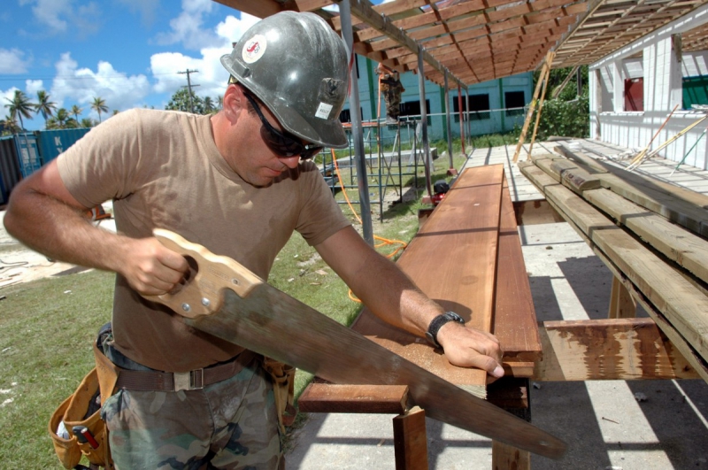 ebeniste-SANARY SUR MER-min_worker_construction_building_carpenter_male_job_build_helmet-893290